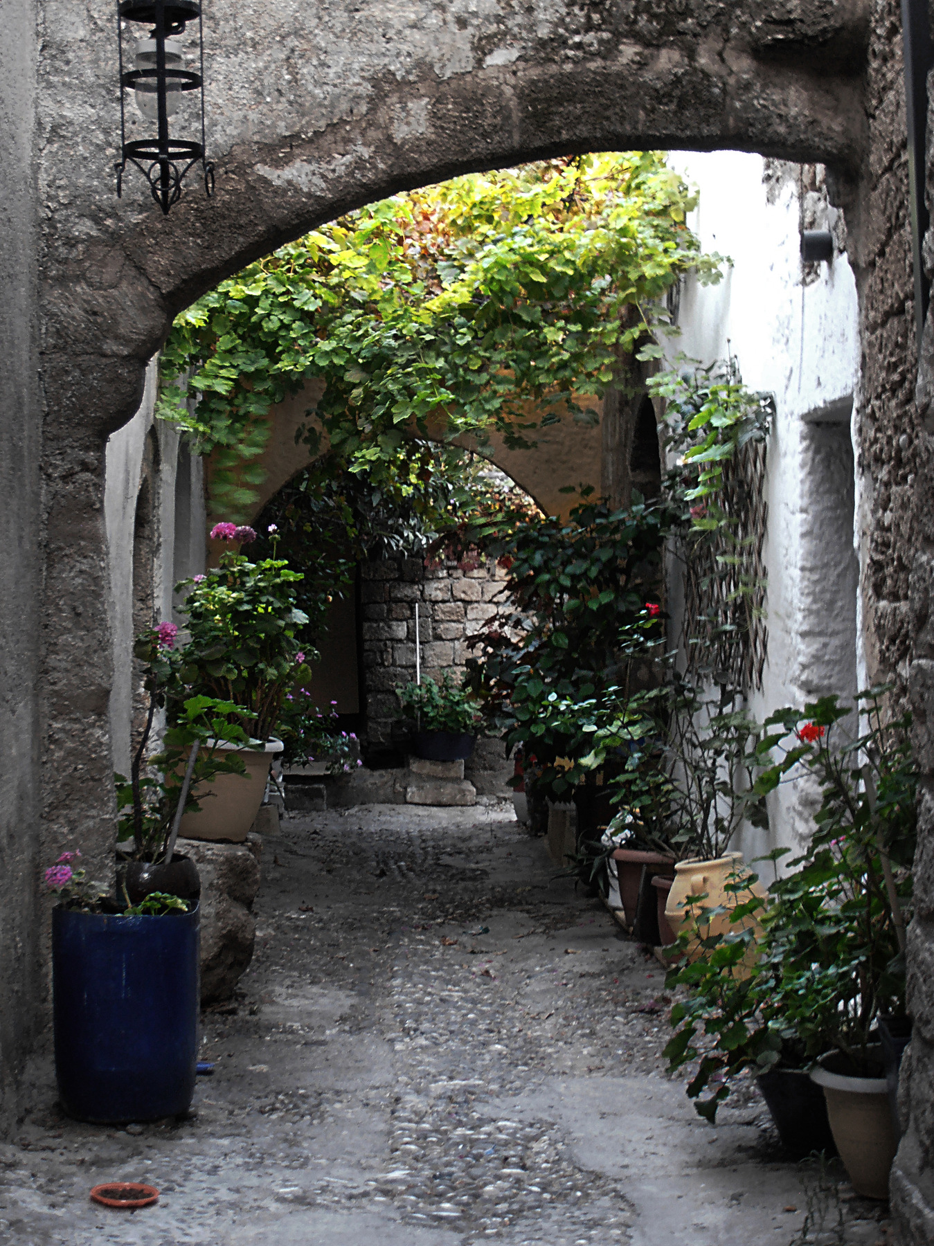 studio svart ateljé vit - Alley in Rhodes