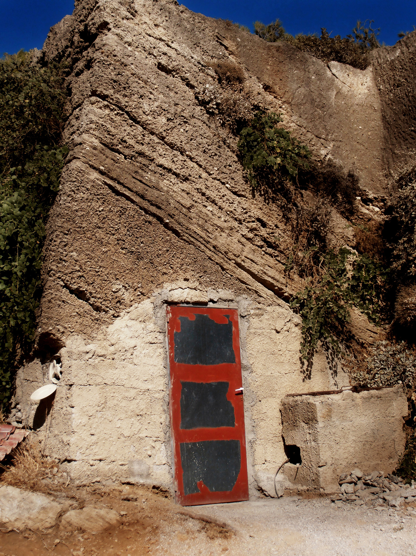 studio svart ateljé vit - Door in the cliff
