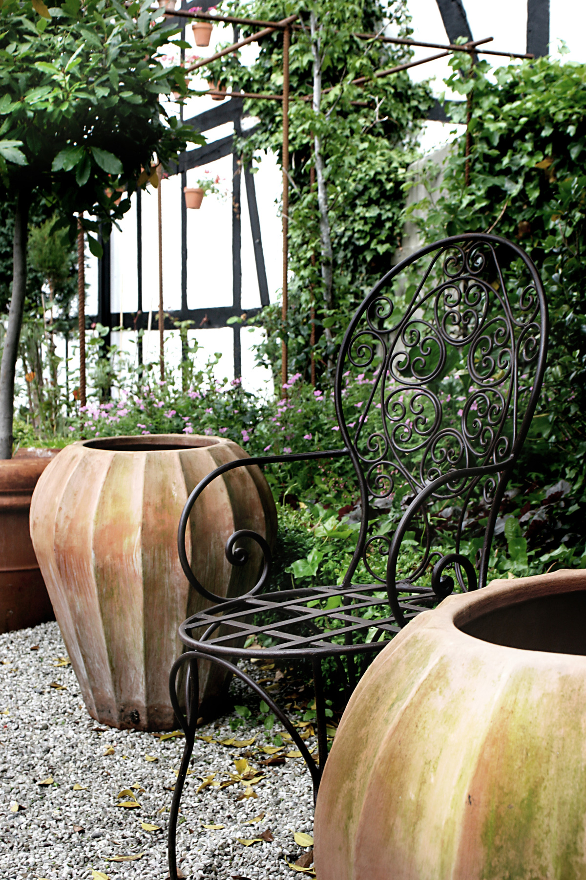 studio svart ateljé vit - Patinated terracotta pots on the patio