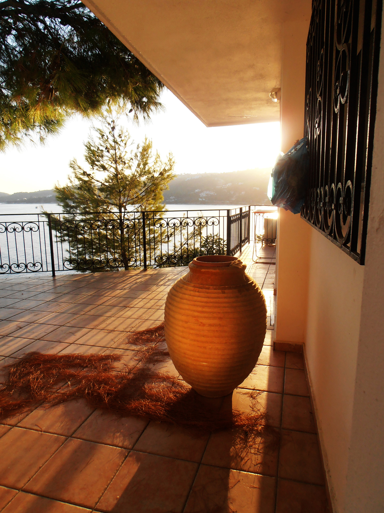 studio svart ateljé vit - Porch in the evening light