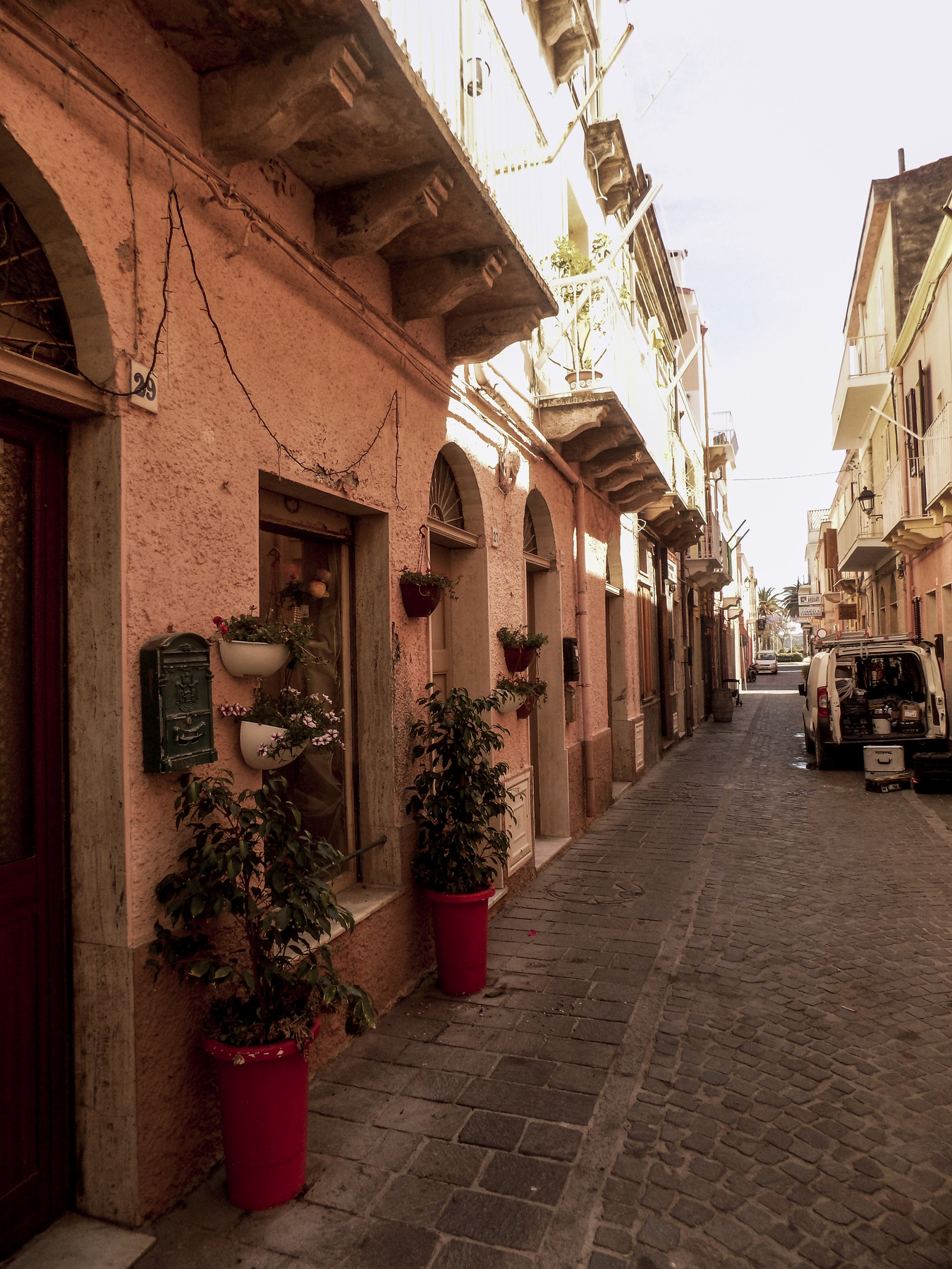 studio svart ateljé vit - Street in the town of Carloforte at San Pietro