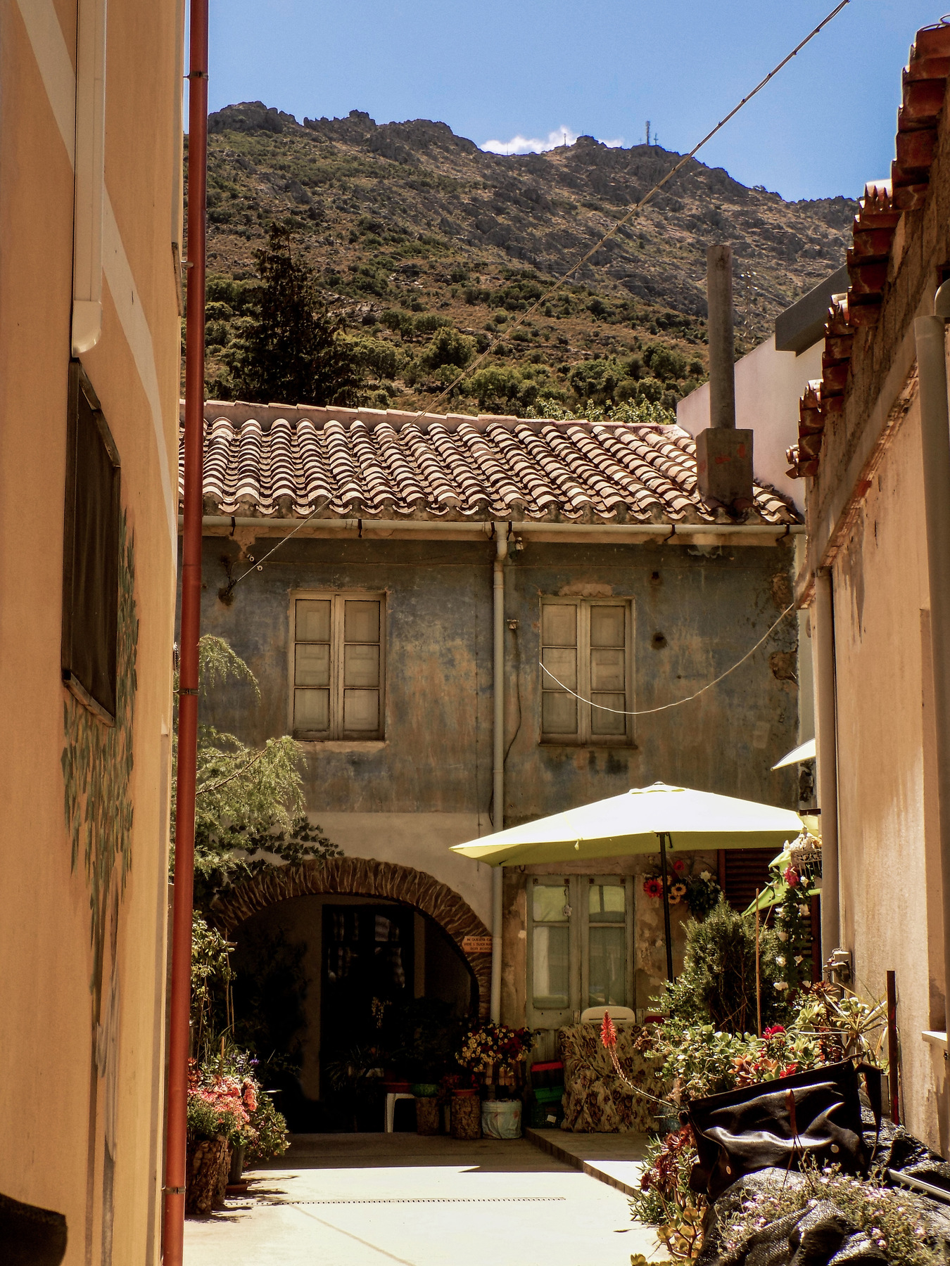 studio svart ateljé vit - Back street in small town at Sardinia