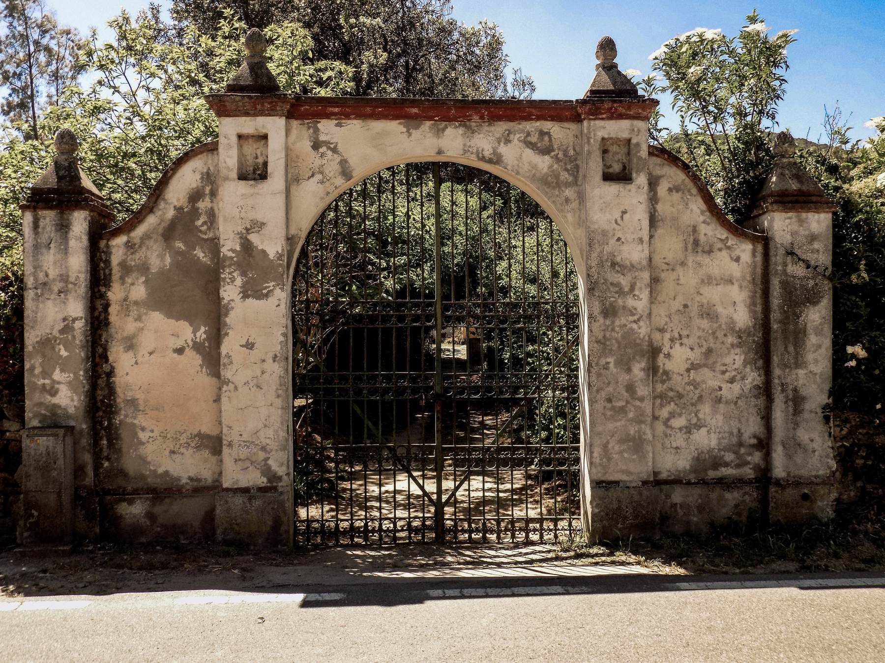 studio svart ateljé vit - Once a grand entrance, now a little bit vintage