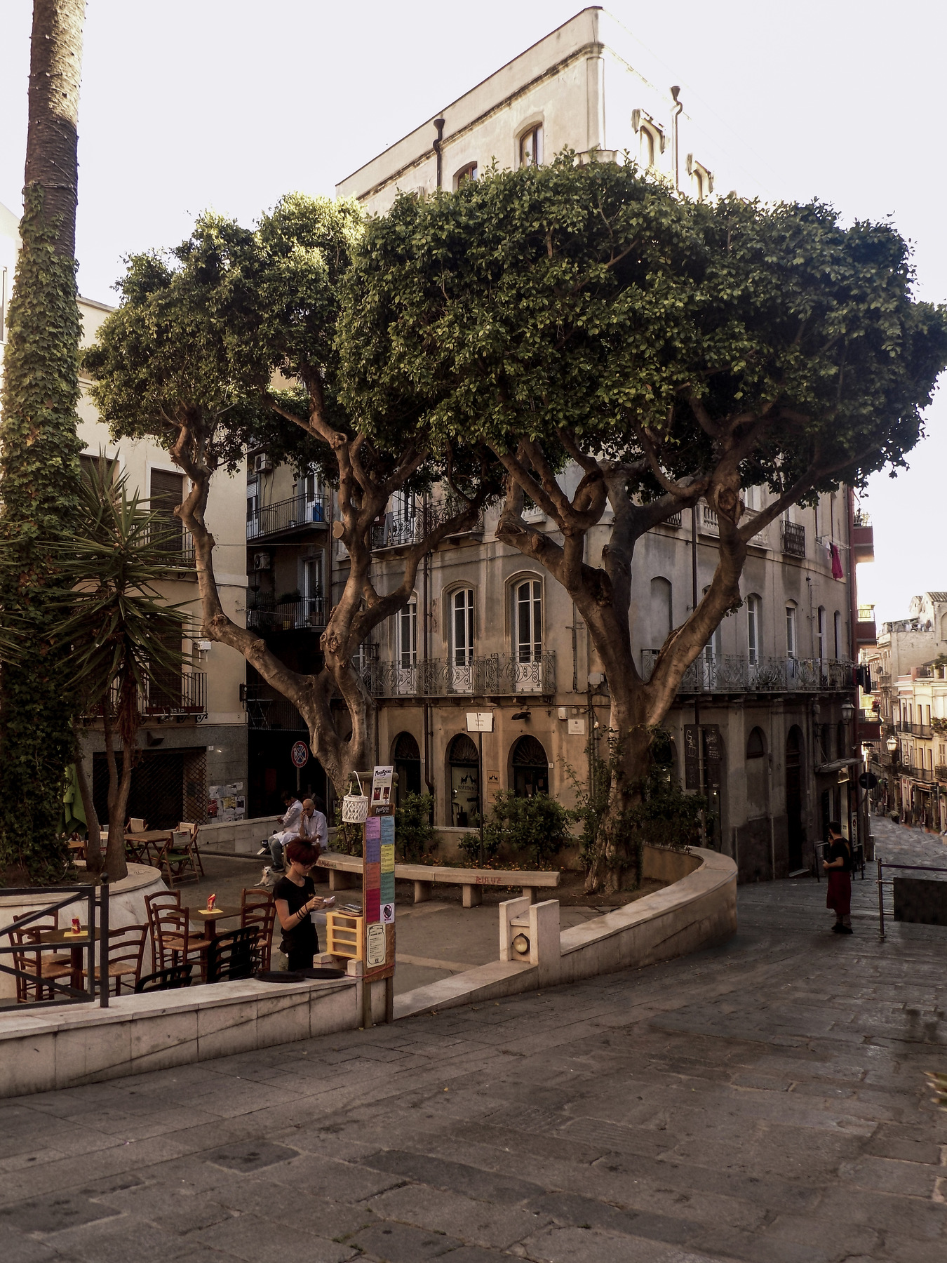 studio svart ateljé vit - Restaurants and cafes at a piazza in Cagliari