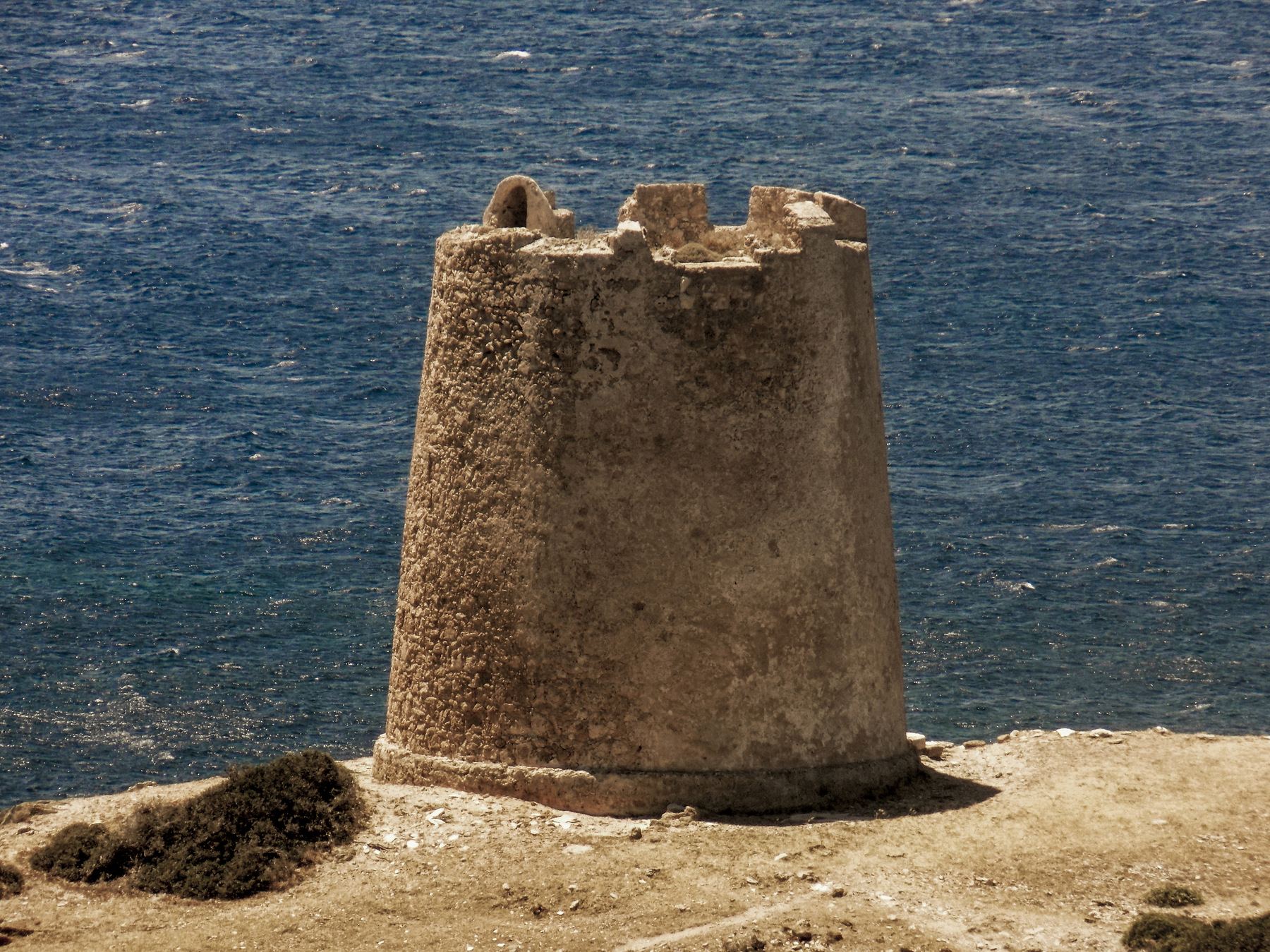 studio svart ateljé vit - It looks like a sand castle on the beach, but its actually a defense tower