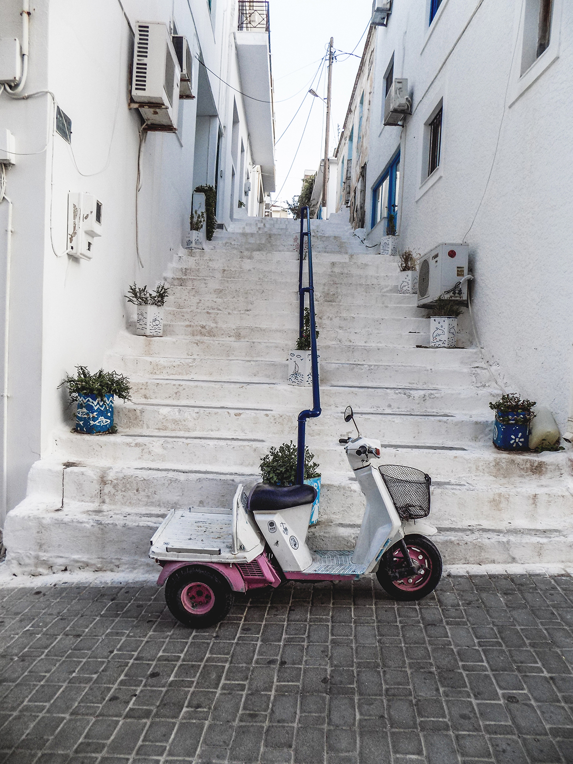 studio svart ateljé vit - Scooter moped in front of stairs, Karpathos