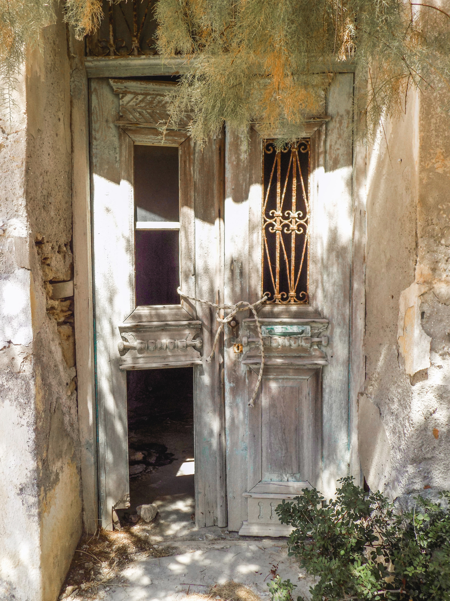 studio svart ateljé vit - Decayed door, Karpathos