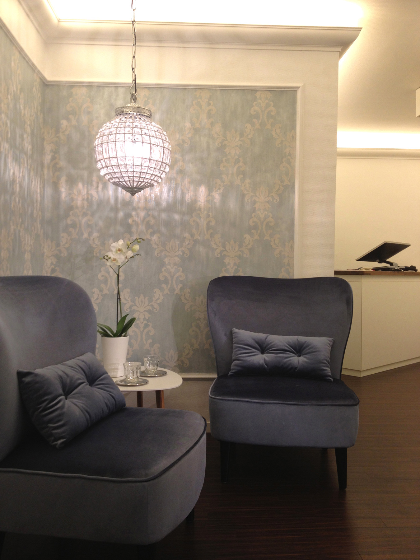 heikeschroeder.com - Großer Wartebereich.Lichtvouten sorgen für mehr Weite in den schmalen Räumlichkeiten.