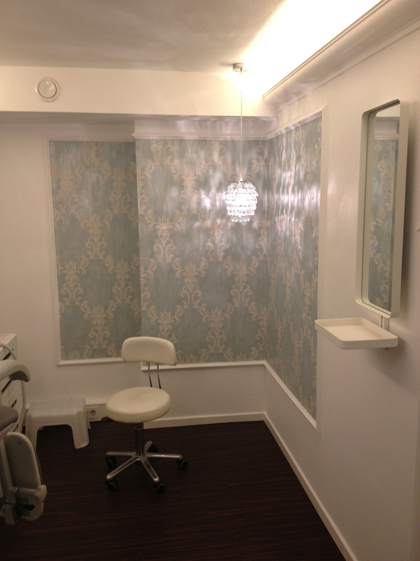 heikeschroeder.com - Fußpflegeraum mit Kristall-Leuchte und Tapeten-Tableau.
