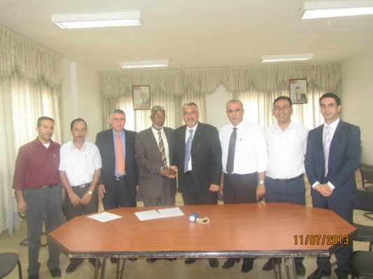 Bethlehem Development Foundation - توقيع مذكرة تفاهم بين بلدية الدوحة ومؤسسة تطوير بيت لحم التفاصيل نشر بتاريخ الجمعة, 12-07-2013 || 16:55 بيت لحم/PNN - وقعت بلدية الدوحة مذكرة تفاهم مع مؤسسة تطوير بيت لحم ، ووقع المذكرة عن البلدية رئيس البلدية خالد محبوب ، ووقعها عن المؤسسة رئيس مجلس الإدارة السيد زياد البندك ، وذلك بحضور أعضاء المجلس البلدي طارق جعفر ومحمود جوابرة وشاهين شاهين ومدير البلدية خالد صلاح ، والمدير التنفيذي لمؤسسة تطوير بيت لحم المهندس مازن كرم وعضو مجلس الإدارة سامي مروة ورحب محبوب بتوقيع مذكرة التفاهم متمنيا أن يكون مردودها ايجابيا على المدينة من ناحية الم