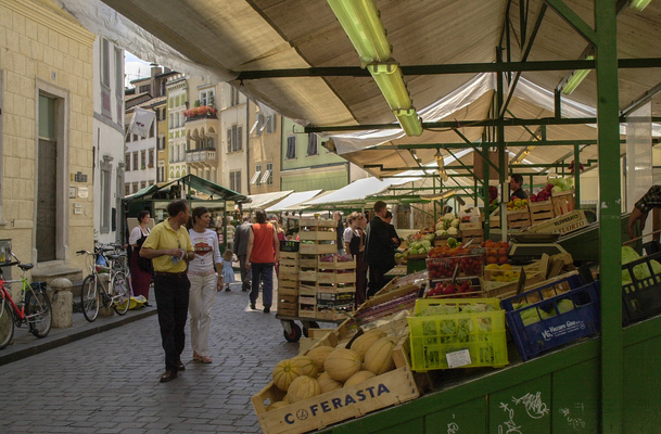 Kai Michael Neuhold - Fotojournalist - Obstmarkt in Bozen