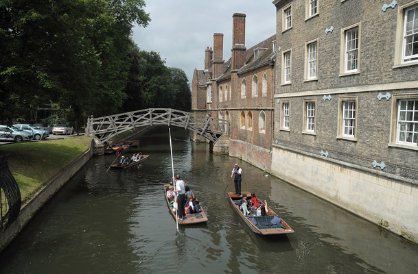 Kai Michael Neuhold - Fotojournalist - Punting in Cambridge