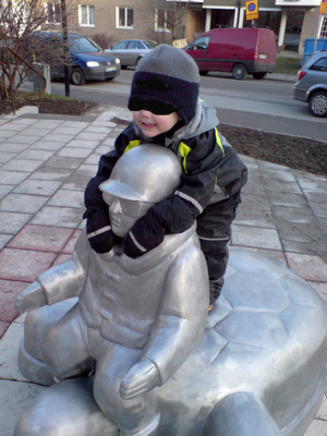 www.lenaflodman.com - A boy passing by with lots of love to the Turtlerallydriver.