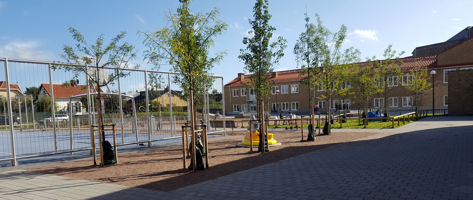 www.lenaflodman.com - Riddaren and Isbjörnen, fibreglass + aluminum One of five sculptures in Kotten & Co for Geijerskolan Limhamn, Malmö. Inaugurated 22 Sept 2017.