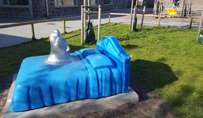 www.lenaflodman.com - Isbjörnen, fibreglass+aluminum One of five sculptures in Kotten&Co for Geijerskolan in Limhamn , Malmö. Inaugurated 22 Sept 2017.