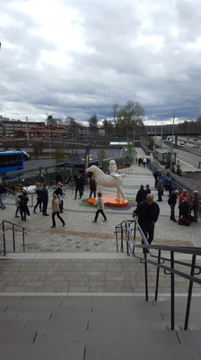 www.lenaflodman.com - Fågel,Fisk eller Mittemellan glasfiber med integrerad LED-belysning, Kungälv Resecentrum. Installerad i november 2017 Invigd 29.4 2018