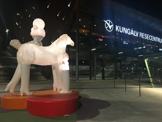 www.lenaflodman.com - Fågel,Fisk eller Mittemellan glasfiber med integrerad LED-belysning, Kungälv Resecentrum. Installerad i november 2017 Invigd 29.4 2018