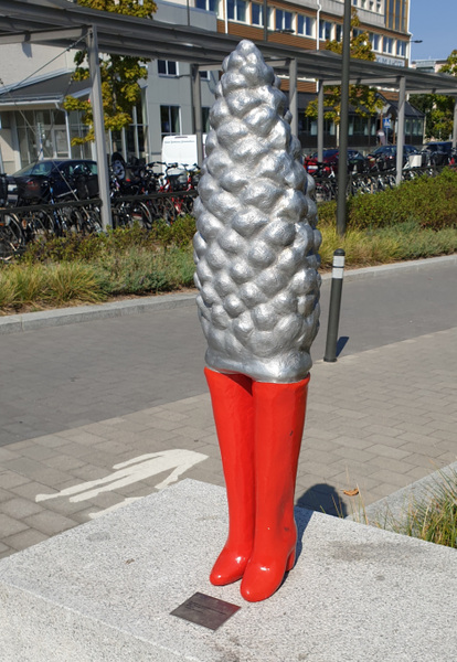www.lenaflodman.com - Kumla-Kotten, aluminium Kumla station 2018. Beställd av Kumla Fastigheter AB.