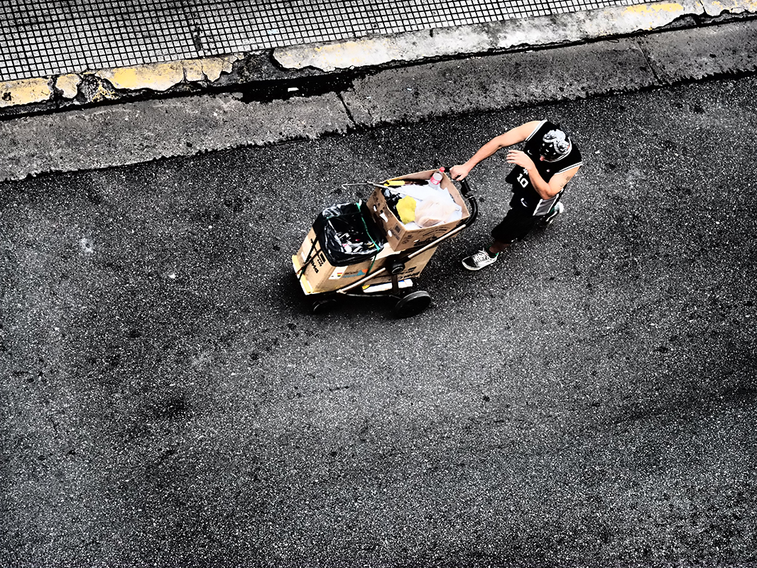 linda cartridge photographer and artist - searching the trash bins Buenos Aires Argentina 2023