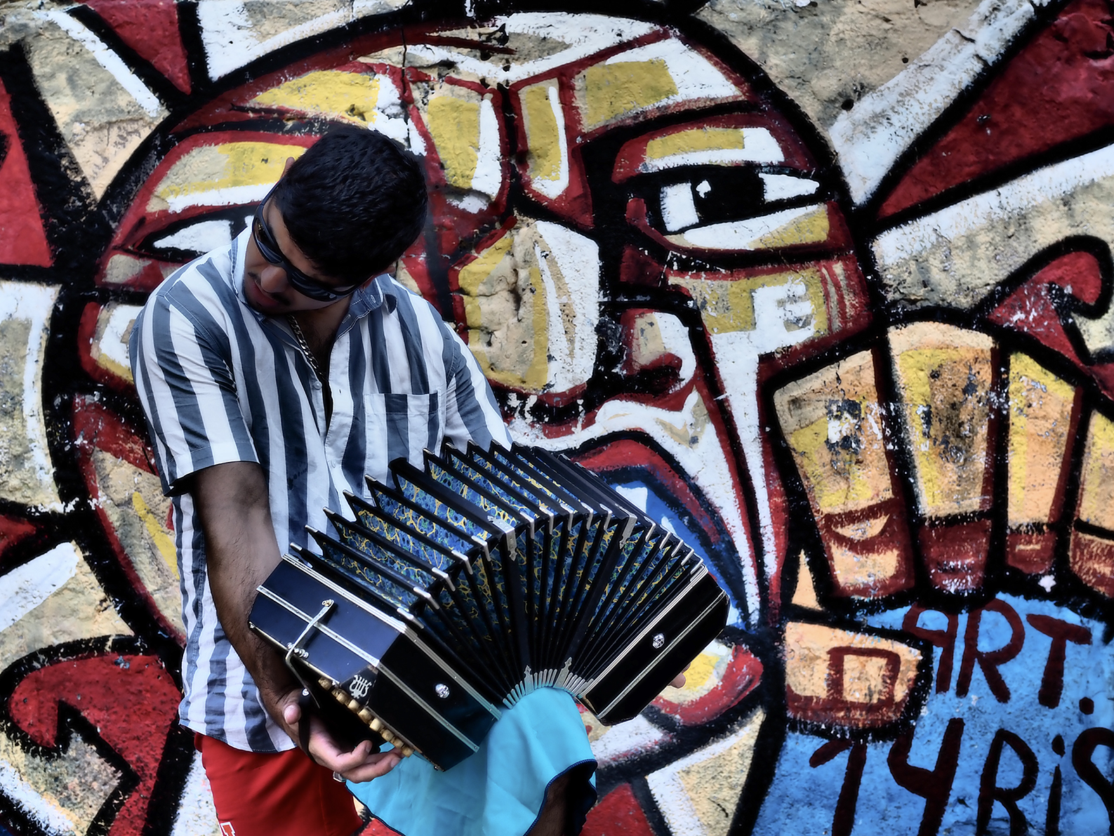 linda cartridge photographer and artist - Bandoneon player, Buenos Aires 