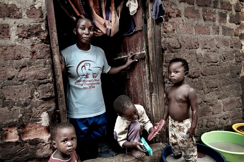 John T. Pedersen Photography - The slumlife She started to learn hairdressing, she graduated as a hairdresser in 2012, a job that now feeds her family of 9. She is not employed in any salon, but is called up when needed. For a single job her salary is then between 3,000 and 20,000 Ugandan shillings. (0,8 us dollar-5,35 us dollar) Slumlife is all Moreen has known. I have raised my children in the slum and hopes they find a way out. I dream that my children will have the opportunity to complete school and education she sayes. My man is a driver, but I do hope he will get a more stable job in the future. And hoping for my man, who is a driver, to get a stable job.