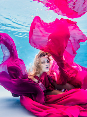 Dubai Photographer underwater, fashion, commercial, corporate, wedding - Underwater shoot for designer model Kinga Klepacka