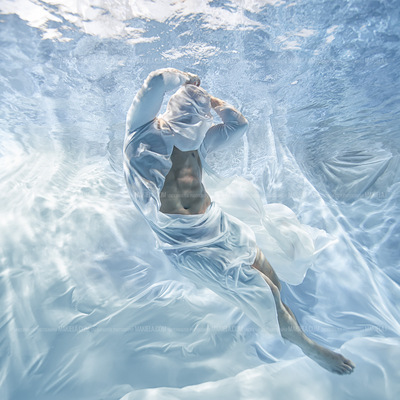 Dubai Photographer underwater, fashion, commercial, corporate, wedding - Underwater shoot for designer model Goody