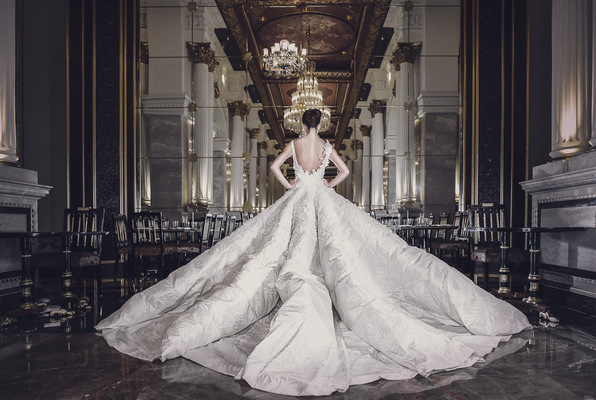Dubai Photographer underwater, fashion, commercial, corporate, wedding -
