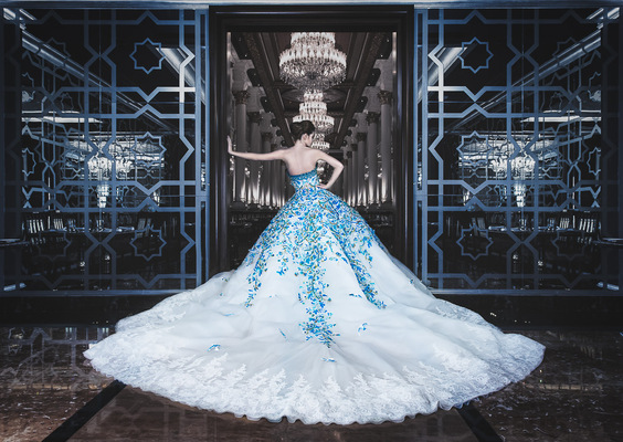 Dubai Photographer underwater, fashion, commercial, corporate, wedding -