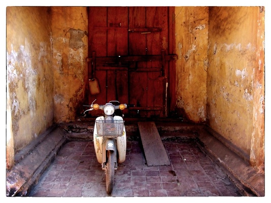Andrew Bannerman-Bayles - Temple doorway Vientiane, Laos