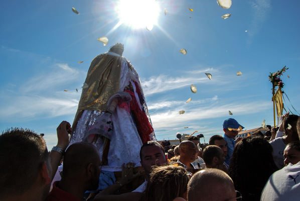 a l e s s a n d r o f a g i o l i - Pilgrimage of Sara-la-Kali, patron saint of the Gypsy. Saintes-Maries-de-la-Mer, France