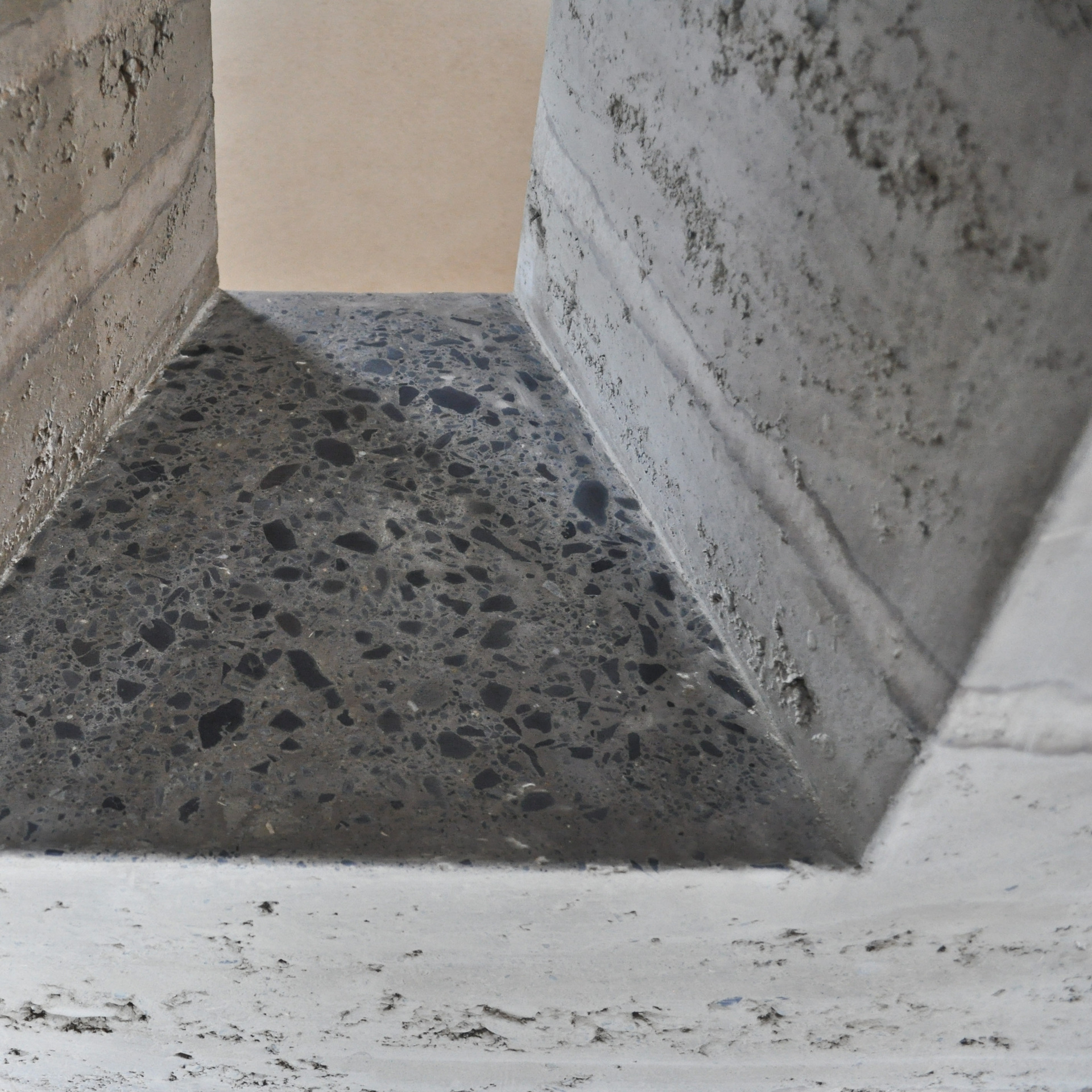 Un mur en pisé intérieur avec des ouvertures en biais et des spots — free download