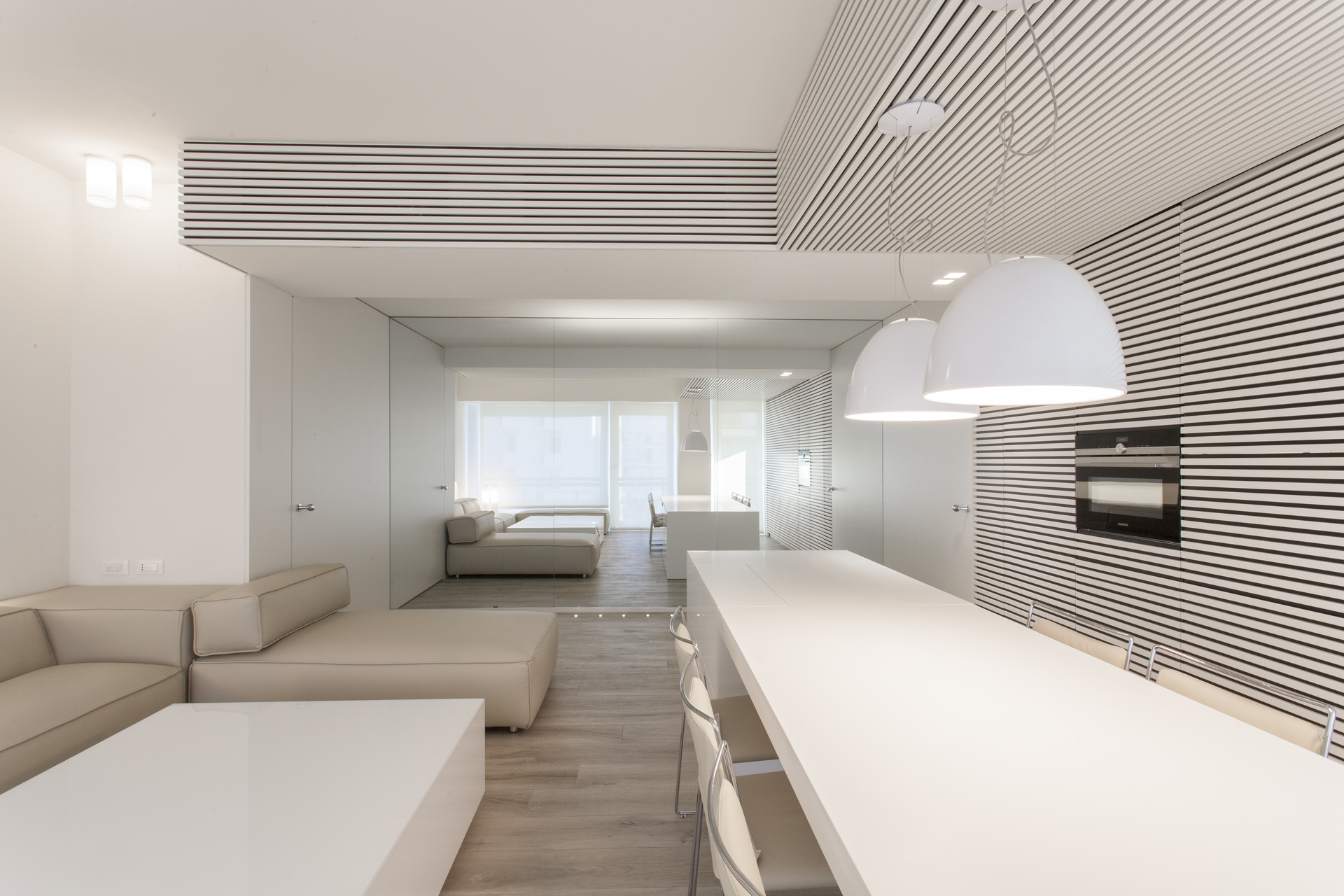 деревянные рейки в интерьере. реечная перегородка софия. деревянные рейки в интерьере. белые рейки в интерьере прихожей. декоративные рейки в интерьере прихожей.