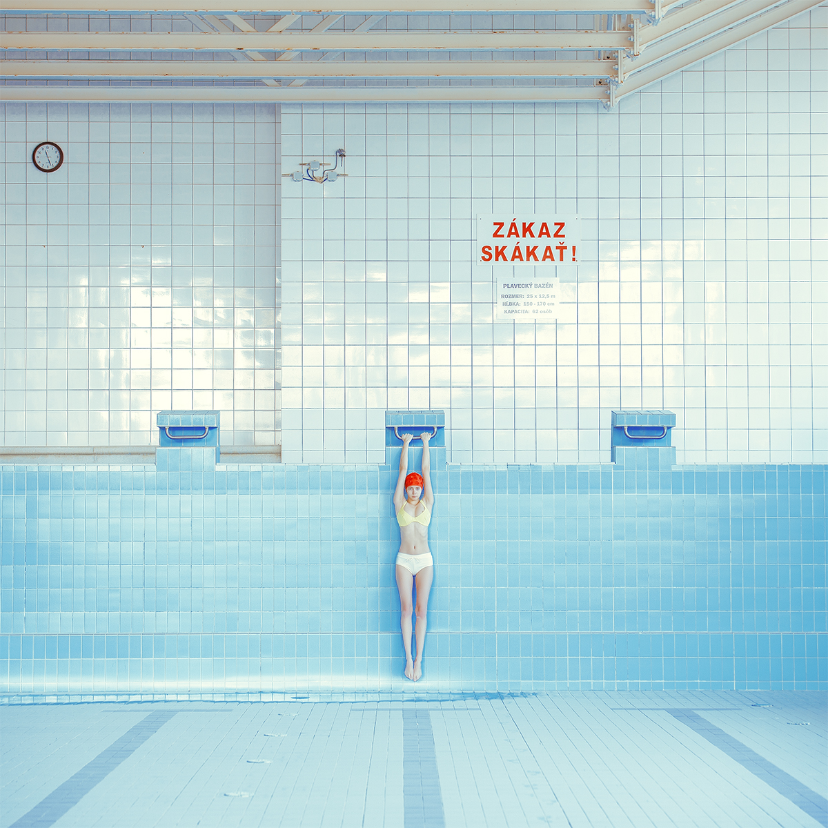 【写真集】Swimming Pool Maria Svarbova Maria Svarbova - In the Swimming Pool | The Independent Photographer